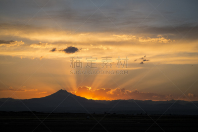 阳光光束,山,在之后,杰斐逊山,俄勒冈州,俄勒冈郡,水平画幅,无人,早晨,黄昏