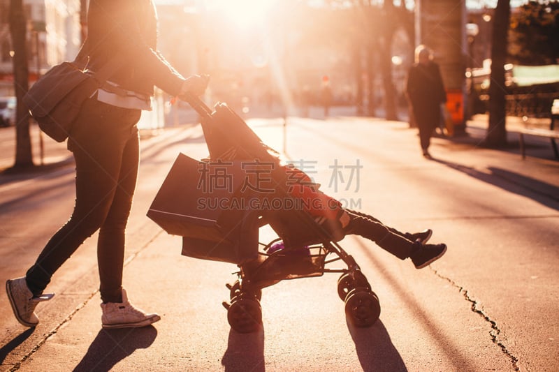 母亲,城市生活,折叠童车,婴儿车,留白,男性,现代,镜头眩光,青年人,奥地利