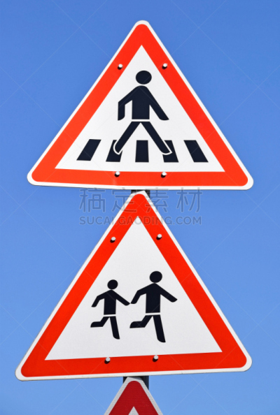 行人交叉路标志,人行横道,道路信号灯,道路危险标志,垂直画幅,天空,交通,行人,户外,危险