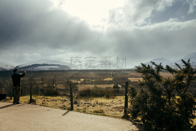 山,旅行者,雪山,仅男人,仅一个男人,云,草,户外,北,拍摄场景