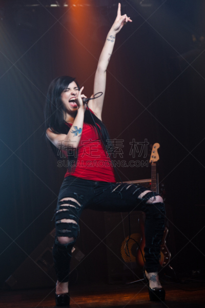歌手,通俗音乐人,女性,暗色,戏剧表演,夜总会歌手,舞池,娱乐建筑,吊杆操作员