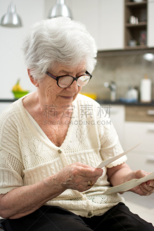 古老的,看,住宅内部,祖母,格莱美奖,垂直画幅,悲痛,白人,过去