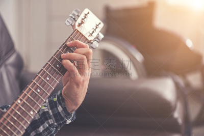 特写,手指,弦乐器,电视红人,流动的行人,作曲家,音乐人,轮椅,伤员,虚弱