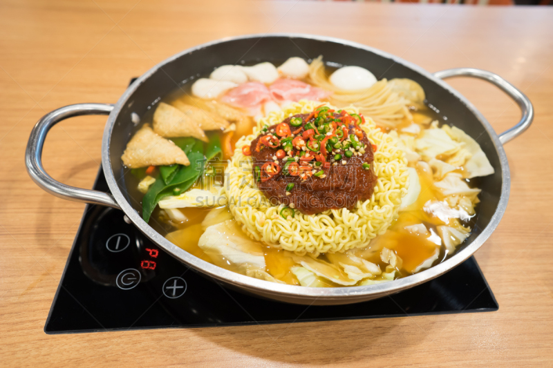 涮涮锅,韩国泡菜,韩国食物,亚洲,盐渍食品,蔬菜,肉,晚餐,香肠,高级西餐