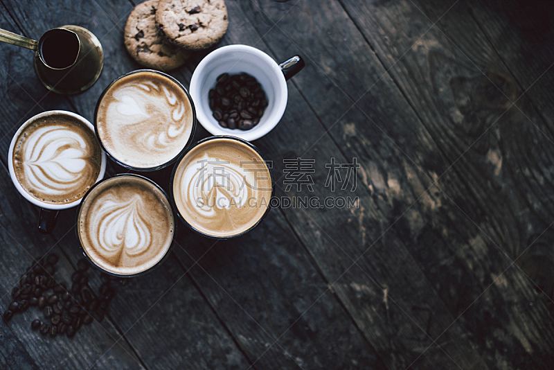 咖啡,卡布奇诺咖啡,泡沫艺术,浓咖啡,咖啡杯,拿铁咖啡,烤咖啡豆,咖啡馆,正上方视角,暗色