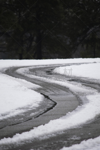 雪,路,潮湿路滑标志,雪水,s形,丘陵起伏地形,主干路,滑的,垂直画幅,无人