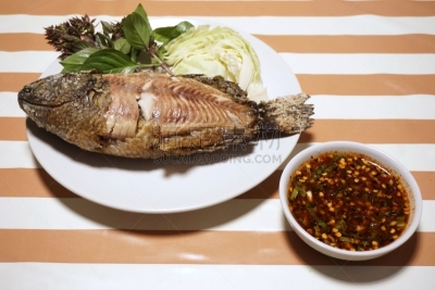 格子烤肉,食盐,鱼类,罗非鱼,腌制食品,水平画幅,膳食,海产,烟,泰国