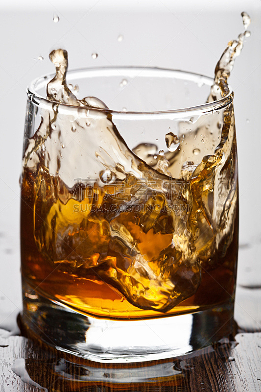 威士忌,垂直画幅,褐色,寒冷,无人,白兰地,玻璃杯,鸡尾酒,含酒精饮料,冰