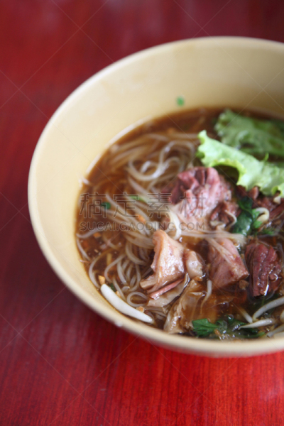 牛肉面,油煎虾面,姆斯堂自治区,越南粉,餐具,垂直画幅,膳食,特写,泰国,肉