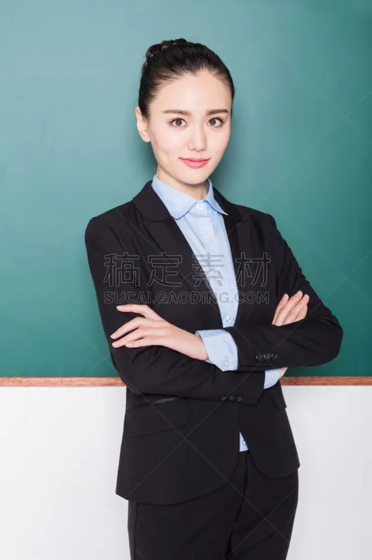 注视镜头 教师 黑板 女性 正面视角 垂直画幅 讲师 留白 智慧 职权图片素材下载 稿定素材 注视镜头 教师 黑板 女性 正面视角 垂直画幅 讲师 留白 智慧 职权图片素材下载 稿定素材