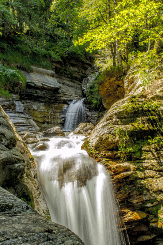 Cascade dans les Pyrénées