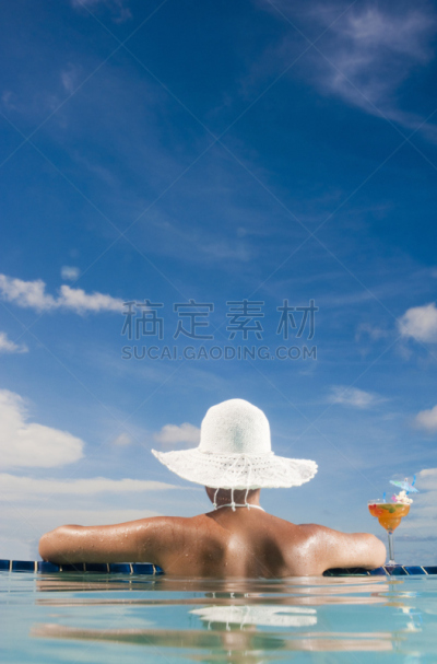 游泳池,女人,无边际泳池,垂直画幅,水,天空,半身像,平视角,鸡尾酒,在边上