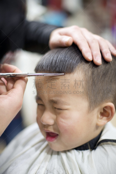 理发师,儿童,在下面,垂直画幅,可爱的,人,面部表情,男性,2岁到3岁,彩色图片