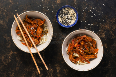 乌冬面,鸡肉,照烧酱,平铺,黑色,背景,生姜,传统,蔬菜,两个物体