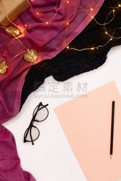 新年前夕,圣诞小彩灯,纸,粉色,围巾,白色背景,球门,眼镜,黑色,垂直画幅