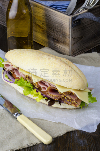 潜艇三文治,熟食店,沙拉,火腿,垂直画幅,西红柿,醋,面包,白色,瓶子