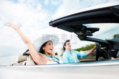 敞篷车,异性恋,汽车,自然美,手捂耳,副驾驶座,多功能车,方向盘,天空,四肢
