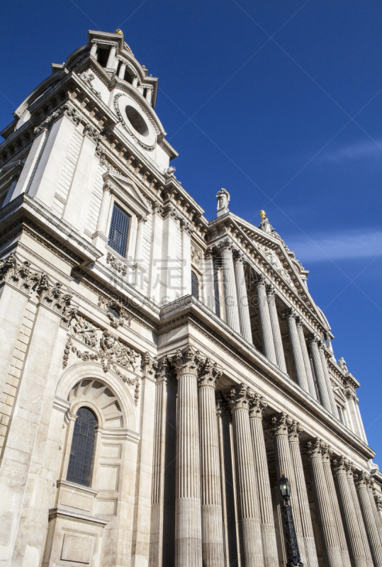 Looking up at the impressive facade of St. Paul’s Cathedral in London.