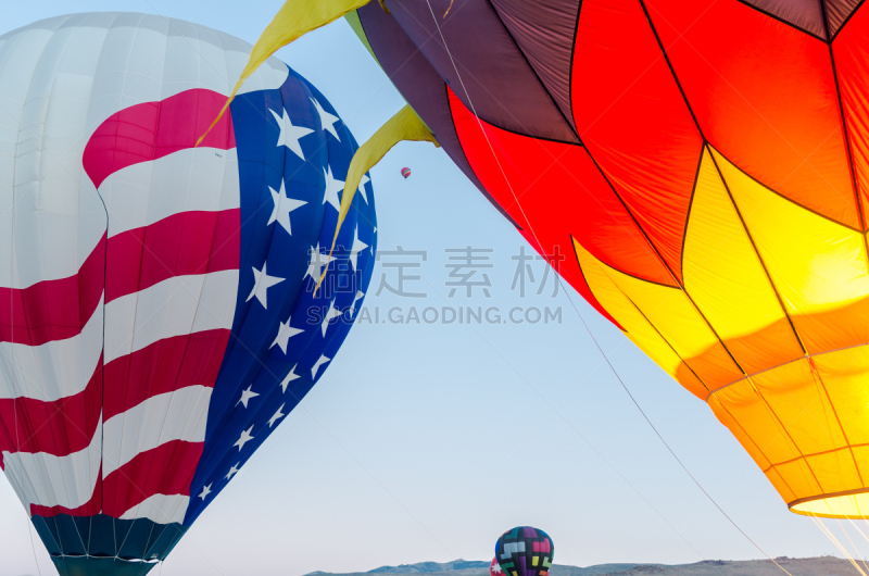 天空,色彩鲜艳,热气球,海洋,风,休闲活动,水平画幅,形状,半空中,早晨