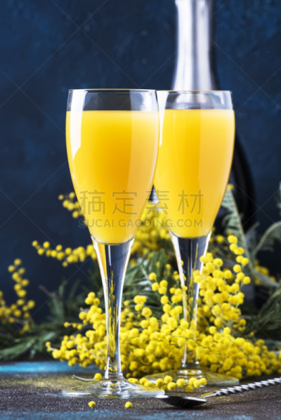 含酒精饮料,玻璃杯,鸡尾酒,黄色,香槟,蓝色,金合欢树,春天,橙汁,花