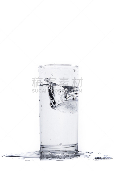 玻璃,踮着脚尖,秘密行动,垂直画幅,水,不完全的,易接近性,湿,玻璃杯,白色背景