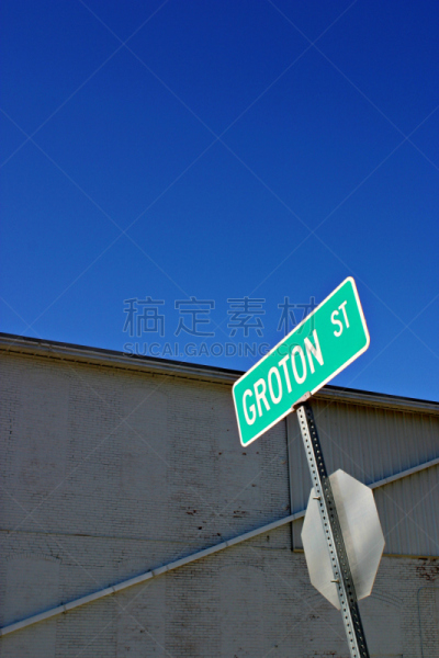格鲁顿,2004,垂直画幅,天空,仓库,绿色,墙,无人,色彩鲜艳,蓝色