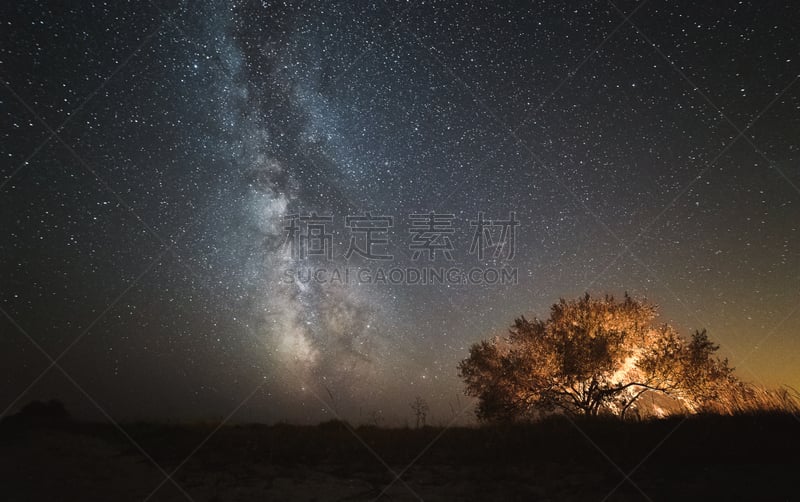 背面视角,收容所,天空,星系,望远镜,水平画幅,星星,夜晚,无人,天蝎座