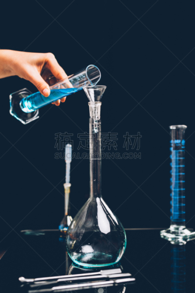 烧瓶,垂直画幅,生物科技,装管,工作场所,试管,化学家,玻璃,科学实验,实验室