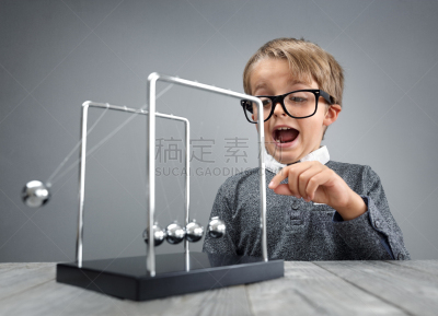 科学,男孩,物理学,牛顿碰撞球,人的嘴,科学实验,眼镜,学校科学项目,想法,知识