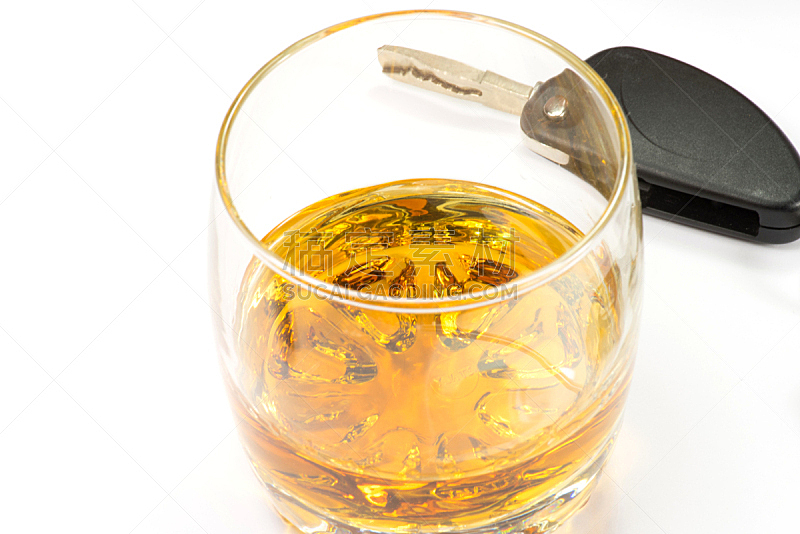 Ein Glas Whisky und ein Autoschlüssel
