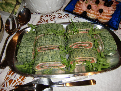 菠菜,住宅内部,三文鱼,海味沙拉,生日蜡烛,水,格子烤肉,胡瓜,乳蛋饼,灯笼椒