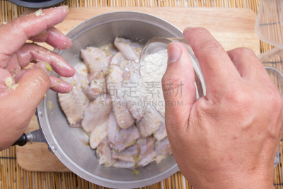 穿衣服,面粉,鸡翅,餐具,水平画幅,鸟类,生食,膳食,特写,肉