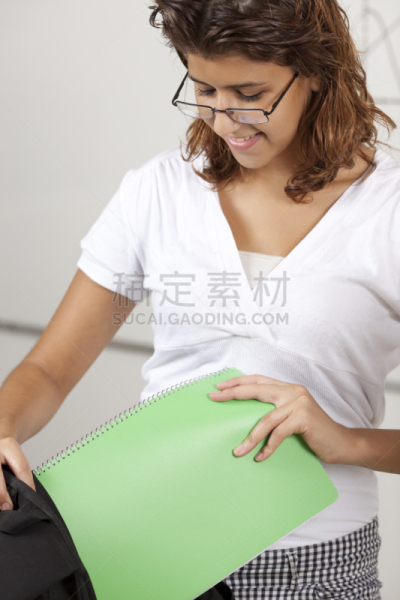 教室,女生,螺旋记事本,垂直画幅,青少年,青春期,智慧,女高中生,白人,特写