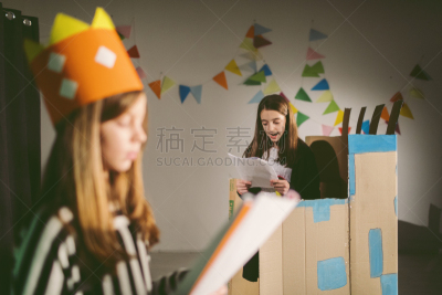 学校演出,剪纸板,业余戏剧演出,演员,童星,笔迹,戏剧表演,剧院,舞台布景,10岁到11岁