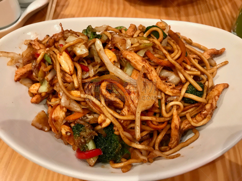 酱汁,面条,西兰花,咖喱鸡,花生,筷子,碗,蔬菜,肉,红色