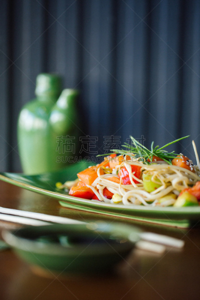 蔬菜,面条,棕酱,酱油壶,装饰菜,食品,椒类食物,成分,餐具,西红柿
