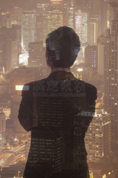 男商人,都市风景,青年人,上海,垂直画幅,留白,灵感,透过窗户往外看,夜晚