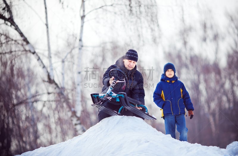 雪,雪橇,父子,雪橇滑学,休闲活动,水平画幅,父母,独生子女家庭,户外,白人