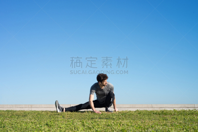 留白,男人,腿,陆地,驱逐出境,天空,水平画幅,t恤,户外,草