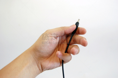 充电器,网线插头,手,拿着,动物冲锋,手机充电器,趾甲,电力电缆,电话线,个人随身用品