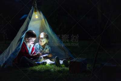 帐篷,兄弟,进行中,电话机,小的,室内过夜,可爱的,药丸,手电筒,营火