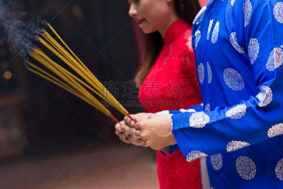熏香,手,灵性,芳香的,水平画幅,越南人,伴侣,奥黛,前景聚焦,部分