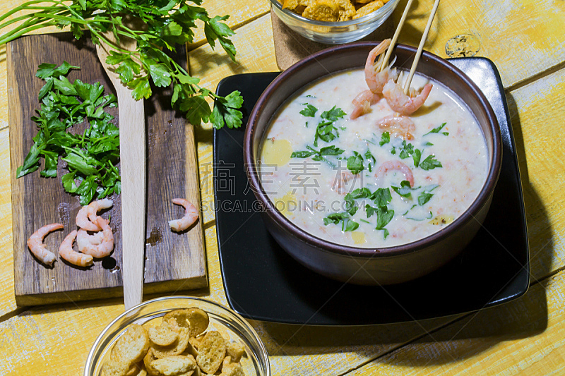 Cream soup with shrimps and parsley