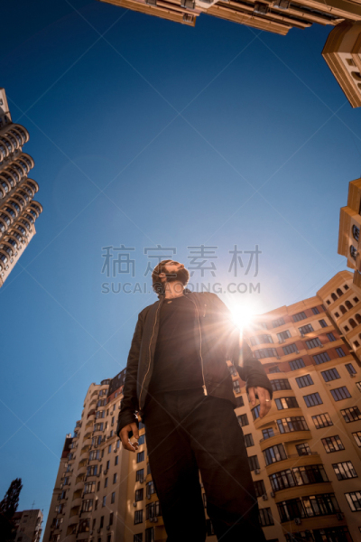 现代,青年男人,络腮胡子,向上看,建筑体,垂直画幅,天空,男性,仅男人,仅成年人