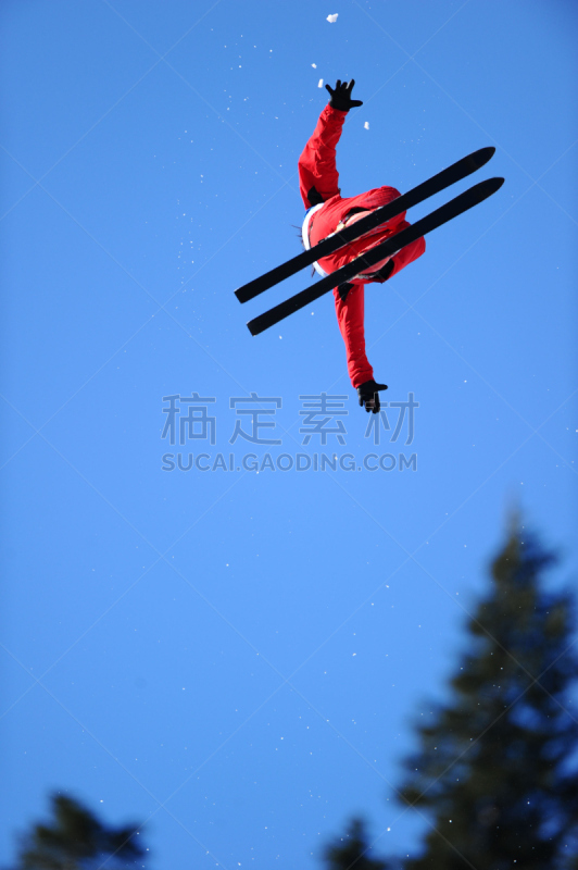 滑雪运动,滑雪夹克,垂直画幅,天空,雪,半空中,户外,仅成年人,厚衣服,运动