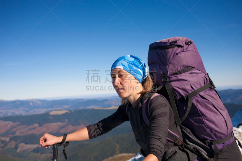 注视镜头,女孩,运动竞赛,天空,美,青少年,水平画幅,旅行者,户外,决心