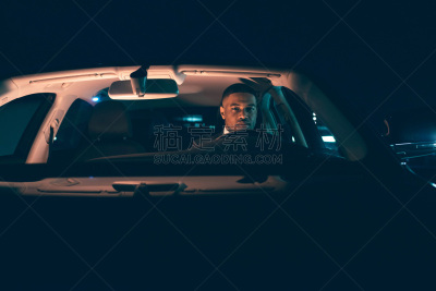 夜晚,拉美人和西班牙裔人,窗户,汽车,男人,正面视角,透过窗户往外看,汽车视镜,车轮,水平画幅