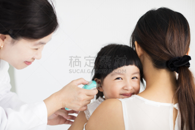 温度计,人的耳朵,女医生,医疗诊所,健康保健,药,幼儿,少量人群,中国人,亚洲人