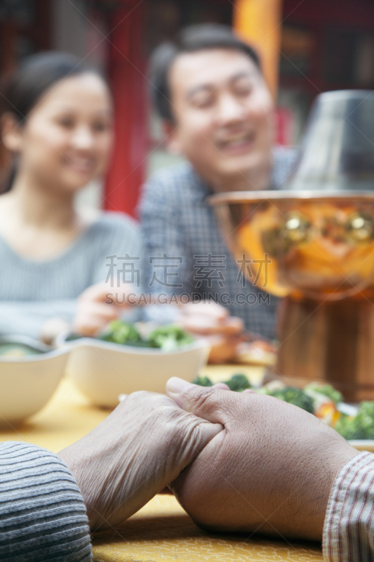 手牵手,膳食,家庭,老年伴侣,日式火锅菜,中年伴侣,成年子女,垂直画幅,30岁到34岁,男性