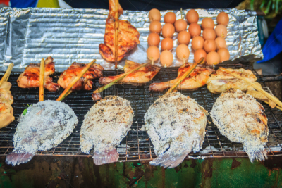 格子烤肉,鱼类,鸡蛋,罗非鱼,街头食品,炊具,食盐,笋,鸡,待售